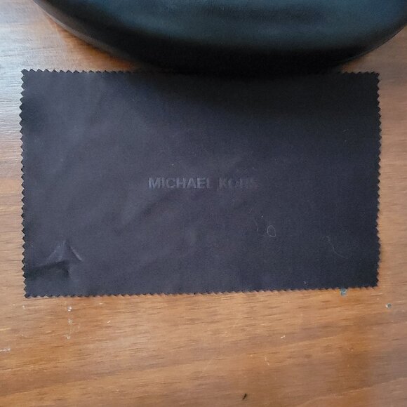 Michael Kors Black Oversize Sunglasses Hardcase w lens cloth - Picture 4 of 9